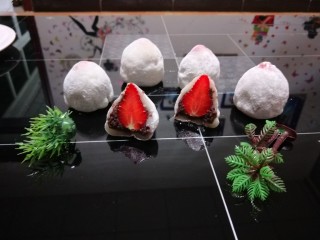 新文美食  草莓豆沙糯米糍,成品图