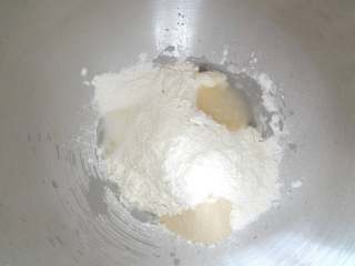  海苔芝士玛德琳咸面包,将除了黄油，海苔，芝士粉，芝士碎之外的材料先液体后粉类的顺序放加入厨师机桶中