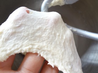  海苔芝士玛德琳咸面包,开始启动低速将材料搅打成团后中速搅打出厚膜