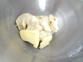  海苔芝士玛德琳咸面包,加入软化好的黄油开始启动低速搅打，黄油混合进去后高速搅打至黄油完全混合