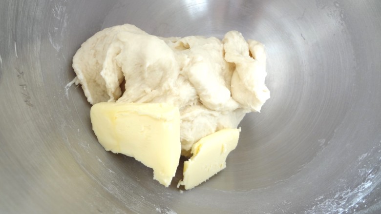  海苔芝士玛德琳咸面包,加入软化好的黄油开始启动低速搅打，黄油混合进去后高速搅打至黄油完全混合