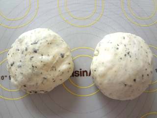  海苔芝士玛德琳咸面包,取出面团轻微排气后分成两份，一大一小有利于包圆