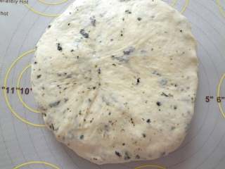  海苔芝士玛德琳咸面包,将大面团覆盖在上面四周捏合好