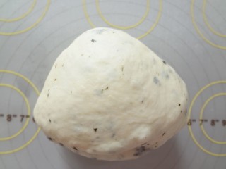  海苔芝士玛德琳咸面包, 将分割好的4等分叠加好慢慢将四周往里面收紧包圆，整理好的面团盖上保鲜膜松弛20分钟