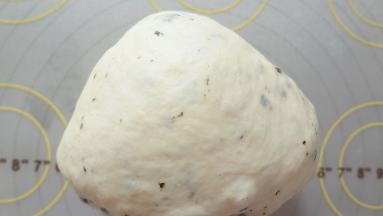  海苔芝士玛德琳咸面包, 将分割好的4等分叠加好慢慢将四周往里面收紧包圆，整理好的面团盖上保鲜膜松弛20分钟