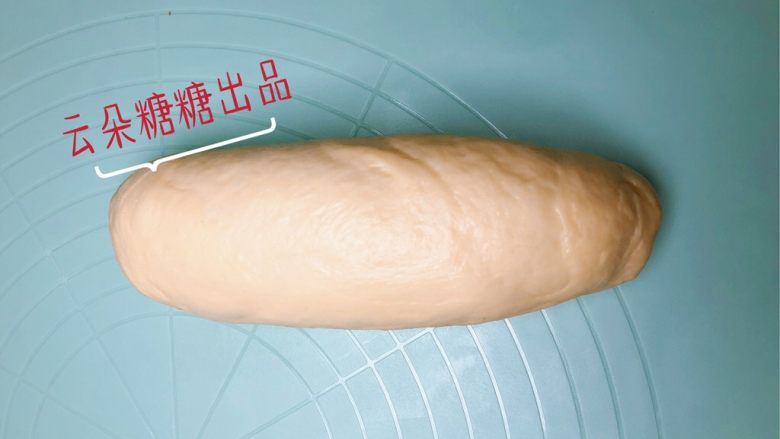 坚果面包,然后从一头卷起来，卷成一个圆柱形。注意上下的收口。尽量整形成一个椭圆形。
