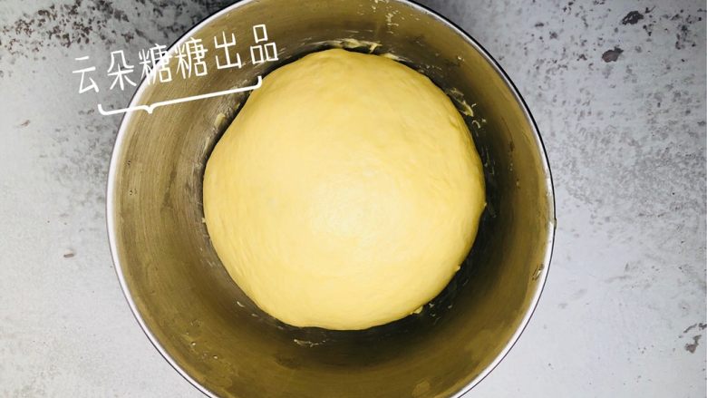 坚果面包,盖上保鲜膜，室温28度左右发酵至2-2.5倍大，2个小时左右。冬天时间久一些，夏天时间短一些。
