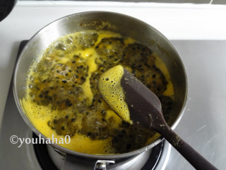 百香果酱,炖煮的过程中，会出现很多沫沫，用汤匙撇出浮沫，同时要不停的搅拌。