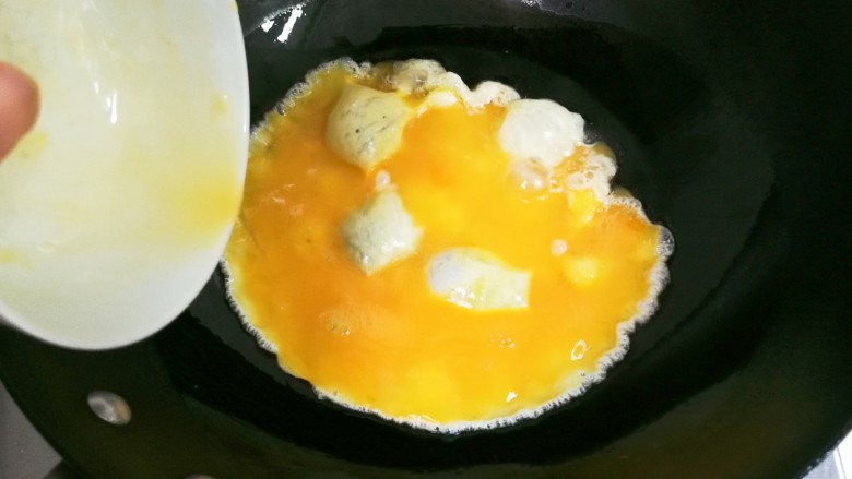 十味  葱香鸡蛋佛手瓜,热锅热油放入蛋液