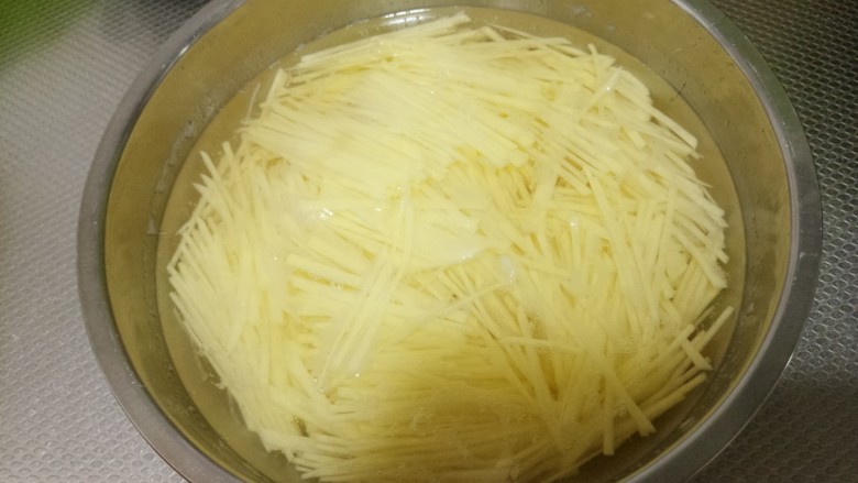 葱炒土豆丝,然后把土豆切成丝，放在水里泡一下。