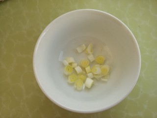 宝宝食谱~酸甜洋葱煎蛋,葱切葱花