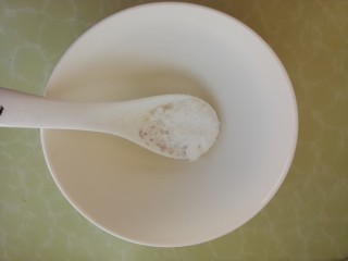 宝宝食谱~酸甜洋葱煎蛋,然后调汁，先放一勺糖。