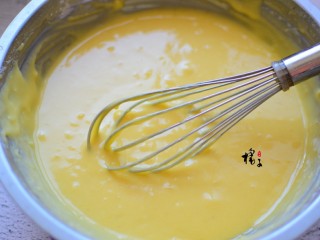 十味 奥利奥豆乳蛋糕盒子,蛋清与蛋黄分离，蛋清要放在一个无水无油的容器中，蛋黄中加一40克白糖，搅拌均匀，再加入牛奶，搅拌均匀
