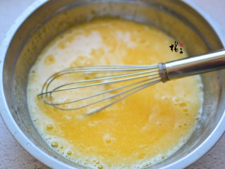 十味 奥利奥豆乳蛋糕盒子,再加入玉米油，搅拌均匀，筛入低筋面粉，翻拌均匀