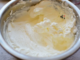 十味 奥利奥豆乳蛋糕盒子,淡奶油中加白糖，打发至裱花状态，加入奥利奥饼干碎