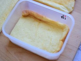 十味 奥利奥豆乳蛋糕盒子,蛋糕切成四份，两片为一组，可以做两个蛋糕盒子，一片蛋糕垫底