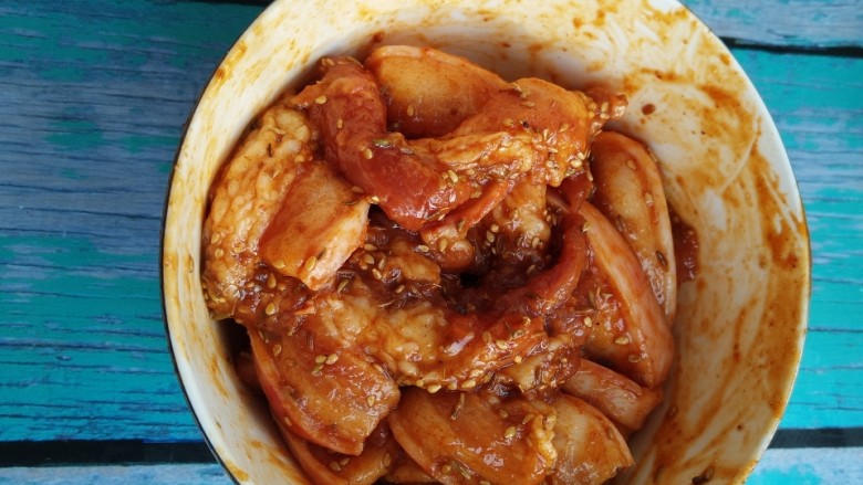 韩式五花肉,用辣酱和烧烤酱还有芝麻孜然拌匀，腌制一夜。