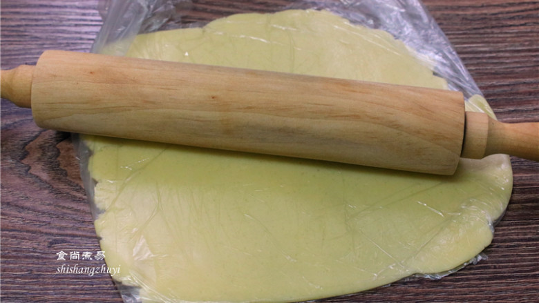 炼乳脆饼干,将面团装入保鲜袋内，用擀面杖擀成厚度约0.3-0.4cm 的薄片；