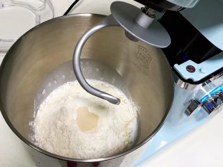 红曲双色椰浆面包,把除黄油外的食材放入厨师机搅拌桶内。