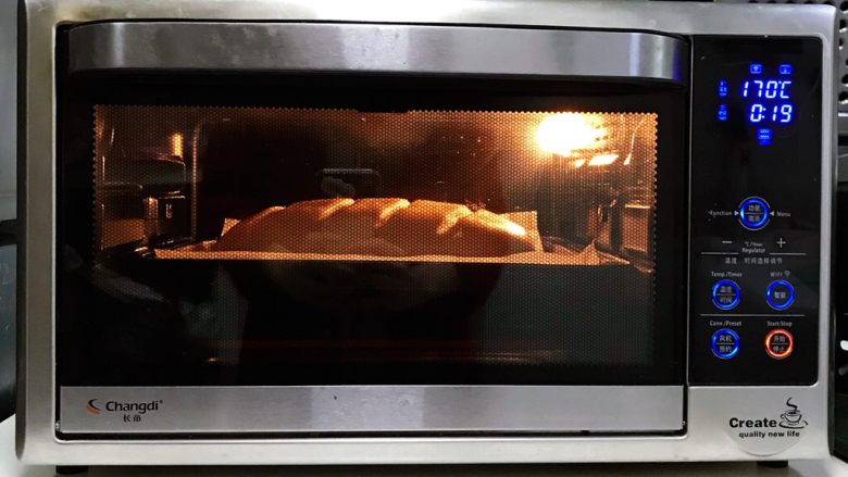 红曲双色椰浆面包,放入预热的烤箱中层，上下火170度，约烤20分钟，面包上色后可在表面盖张锡纸，防止面包颜色过深。