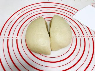 红曲双色椰浆面包,取出揉好的面团，均分成两份。