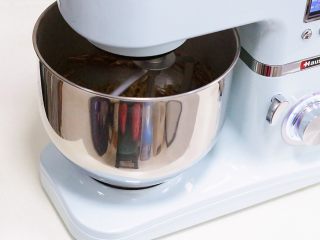 自制海苔肉松（厨师机版）,开启厨师机1档搅拌开，持续3分钟时间，可根据肉块的大小来调整搅拌时间，打散即可。