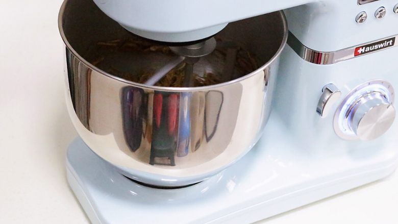 自制海苔肉松（厨师机版）,开启厨师机1档搅拌开，持续3分钟时间，可根据肉块的大小来调整搅拌时间，打散即可。