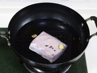 自制海苔肉松（厨师机版）,把里脊肉用水冲洗干净，冷水下锅，加入一匙料酒、两片生姜和少许花椒。