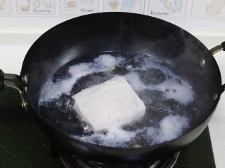 自制海苔肉松（厨师机版）,开大火煮沸即可，为了把里脊肉焯下水去腥。