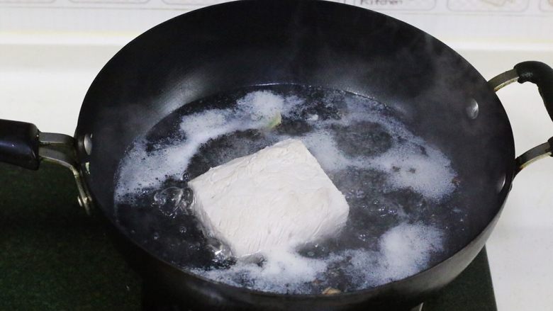 自制海苔肉松（厨师机版）,开大火煮沸即可，为了把里脊肉焯下水去腥。
