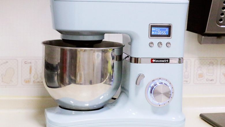 自制海苔肉松（厨师机版）,再次把烤好的肉松加入厨师机搅拌桶内，4档4分钟即可。
