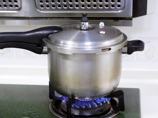 自制海苔肉松（厨师机版）,盖好盖子，开大火煮开，当高压锅上气发出“吱吱吱”响声后，转中火继续煮20分钟。