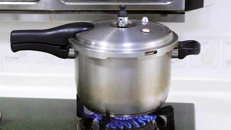 自制海苔肉松（厨师机版）,盖好盖子，开大火煮开，当高压锅上气发出“吱吱吱”响声后，转中火继续煮20分钟。