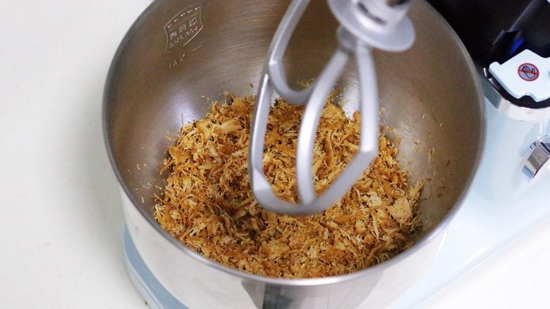 自制海苔肉松（厨师机版）,烤完加入厨师机搅拌桶内。