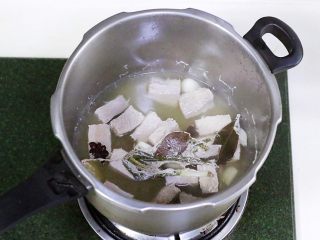 自制海苔肉松（厨师机版）,煮好的肉块，筷子可以毫不费力的插进去，把里脊肉捞出沥干水分。