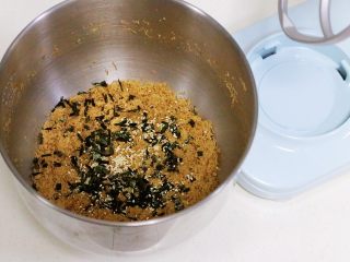 自制海苔肉松（厨师机版）,打好之后，剪入海苔碎和加入熟白芝麻，拌匀。