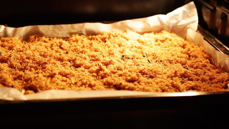 自制海苔肉松（厨师机版）,入烤箱内，上下火160度烤10分钟，中途5分钟时一样还是要给肉松翻个面。