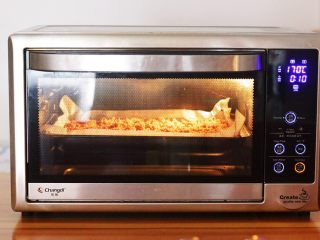 自制海苔肉松（厨师机版）,入烤箱中层，上下火170度烤10分钟，中途烤至5分钟时取出给肉丝翻个面。