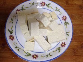 十味   鸡汁豆腐汤,
煲汤期间来准备蔬菜：北豆腐切成四方块