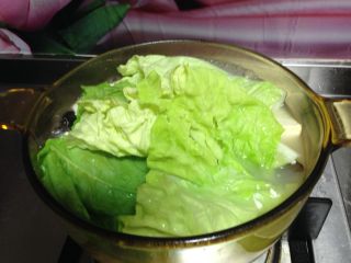 十味   鸡汁豆腐汤,
最后倒入白菜叶煮至软蔫即可