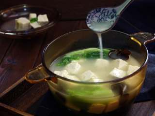 十味   鸡汁豆腐汤,不用味精自然鲜，又省钱又补钙