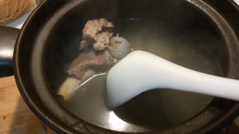 新文美食  骨汤三鲜馅混沌,提前熬一锅大骨汤，要开锅的汤。
