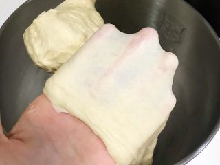 红曲双色椰浆面包,先开1档揉面5分钟，接着转2档揉8分钟呈扩展状态。