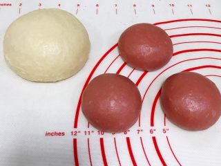 红曲双色椰浆面包,把其中一份滚圆，另一份揉入2～3克的红曲粉，揉匀后均分成三等份，继续滚圆，记得盖上保鲜膜进行发酵。