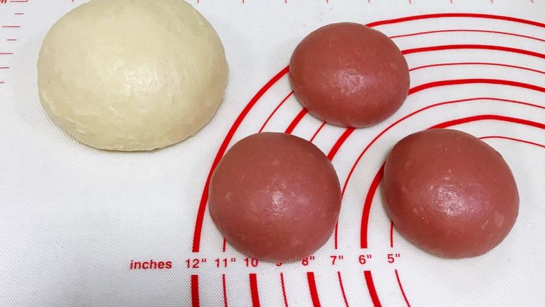 红曲双色椰浆面包,把其中一份滚圆，另一份揉入2～3克的红曲粉，揉匀后均分成三等份，继续滚圆，记得盖上保鲜膜进行发酵。