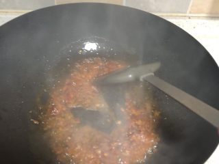 十味 家常豆瓣烧豆腐,鸡油划开加入豆瓣酱小火炒香，基本没有生豆香的味道，就能出红油