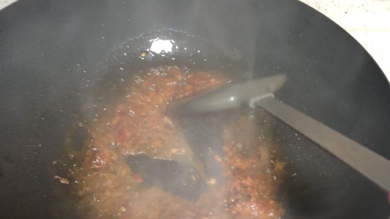 十味 家常豆瓣烧豆腐,鸡油划开加入豆瓣酱小火炒香，基本没有生豆香的味道，就能出红油