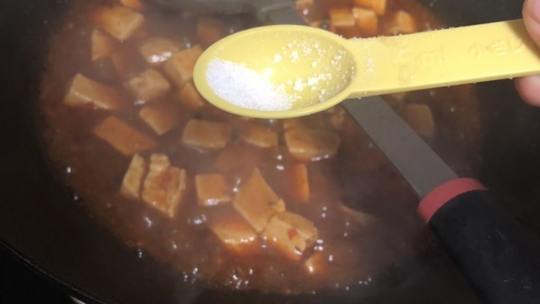 十味 家常豆瓣烧豆腐,加入盐和糖，搅拌均匀关火