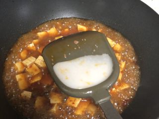 十味 家常豆瓣烧豆腐,分三次加入红薯淀粉