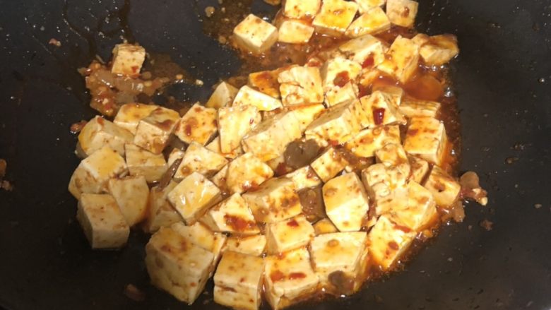 十味 家常豆瓣烧豆腐,尽量用推的方式裹住豆瓣